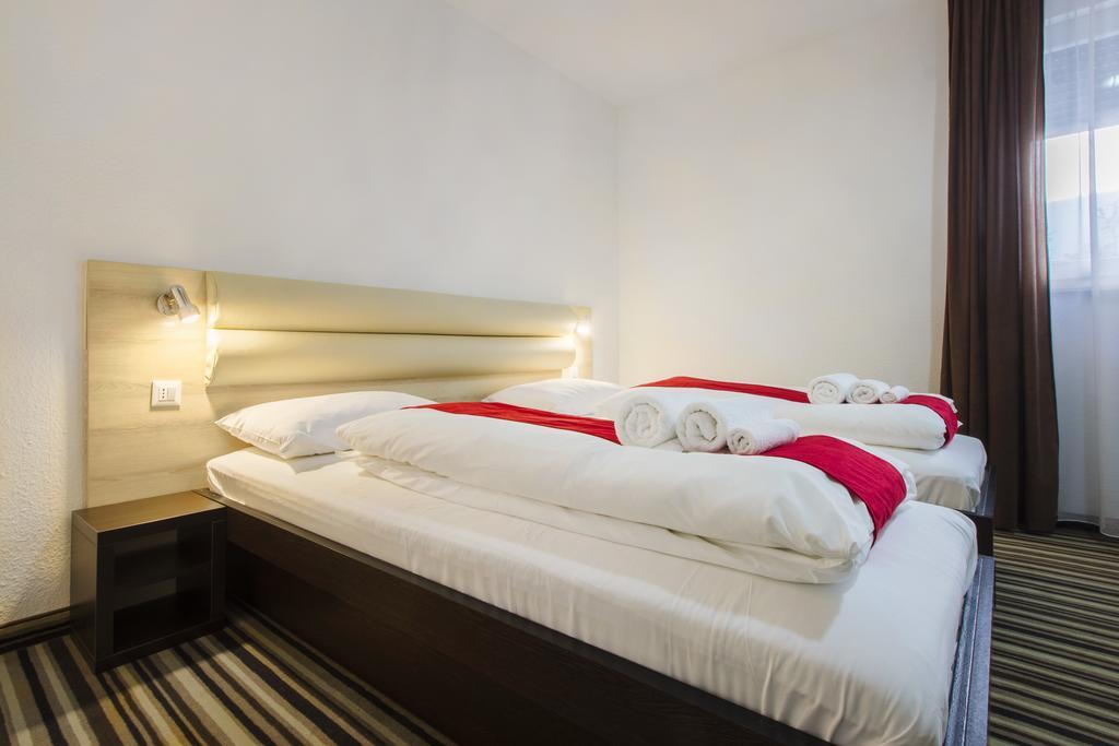 Parkcity Rooms ชิเบนิก ภายนอก รูปภาพ