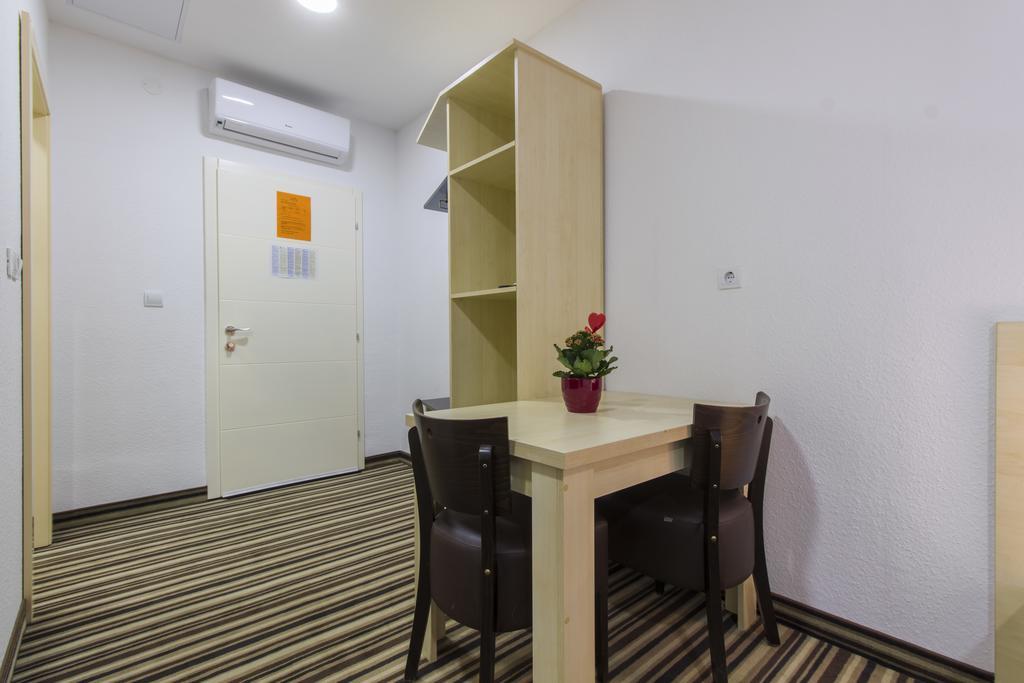 Parkcity Rooms ชิเบนิก ภายนอก รูปภาพ
