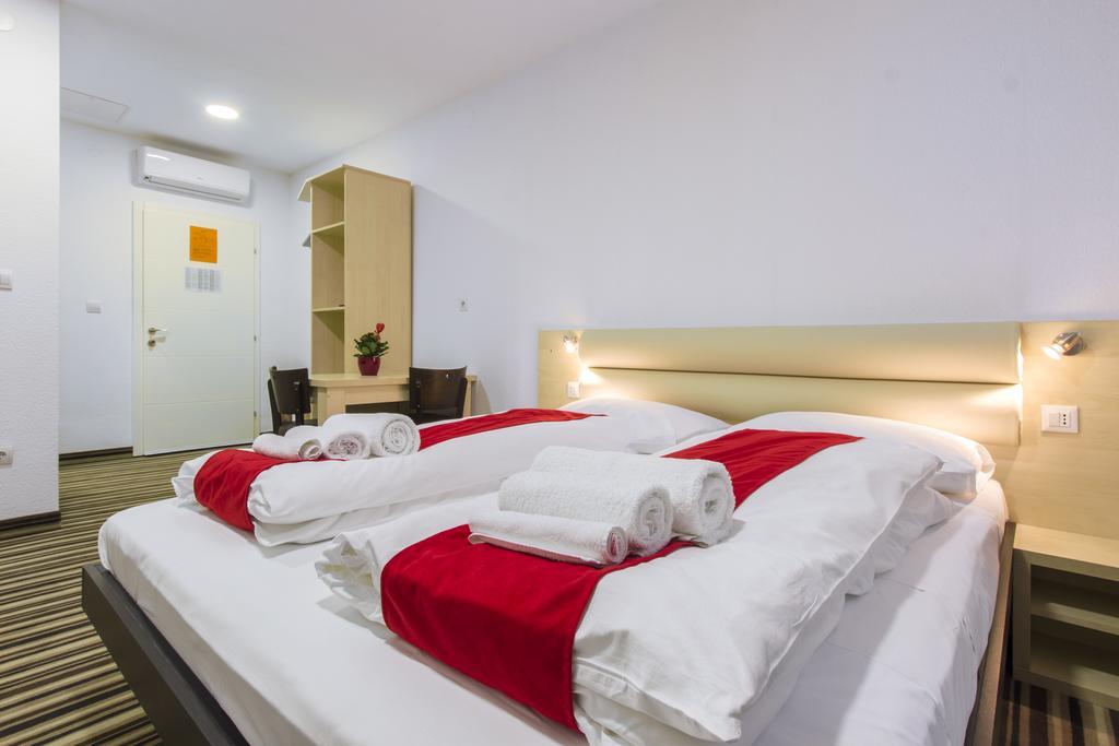 Parkcity Rooms ชิเบนิก ภายนอก รูปภาพ