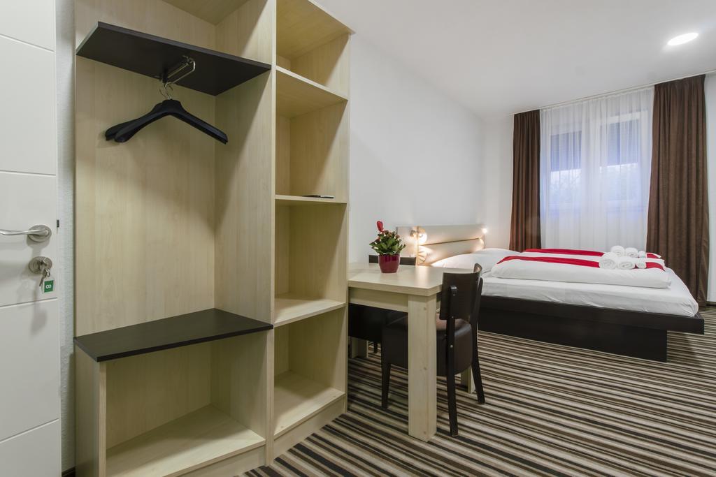 Parkcity Rooms ชิเบนิก ภายนอก รูปภาพ