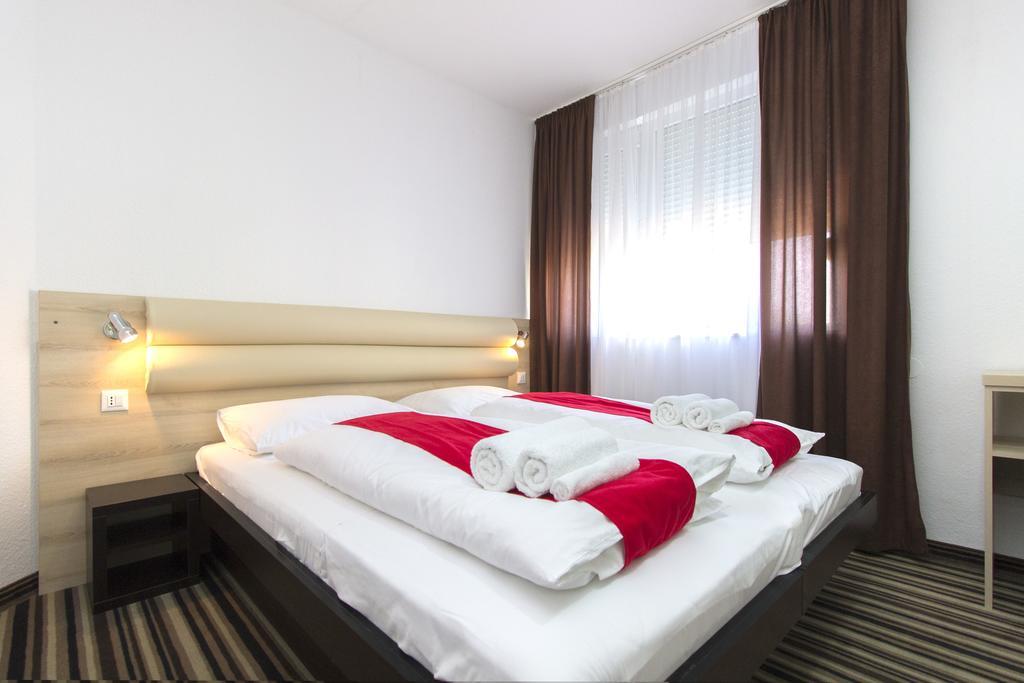 Parkcity Rooms ชิเบนิก ภายนอก รูปภาพ