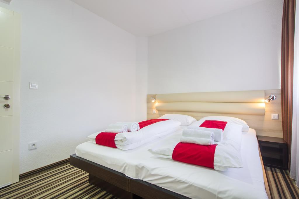 Parkcity Rooms ชิเบนิก ภายนอก รูปภาพ