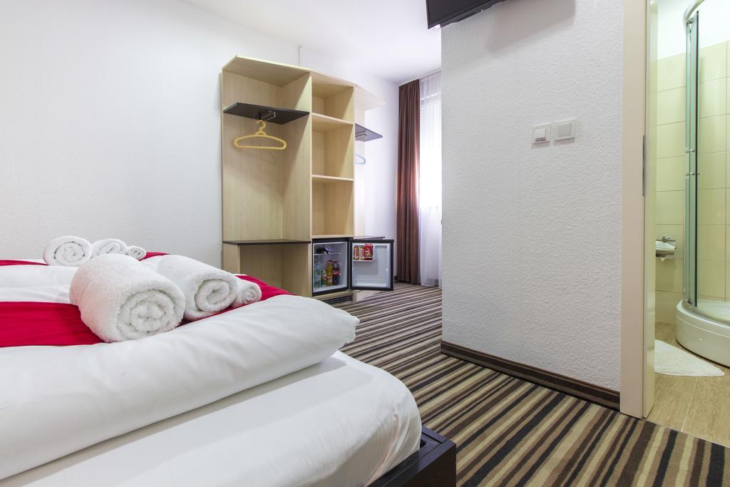 Parkcity Rooms ชิเบนิก ภายนอก รูปภาพ