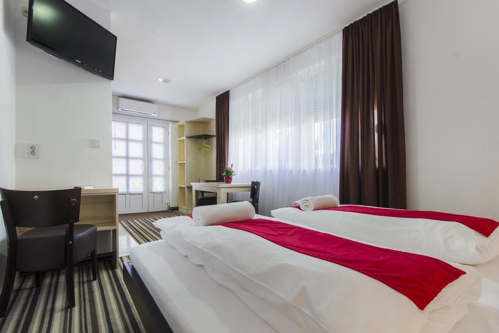 Parkcity Rooms ชิเบนิก ภายนอก รูปภาพ